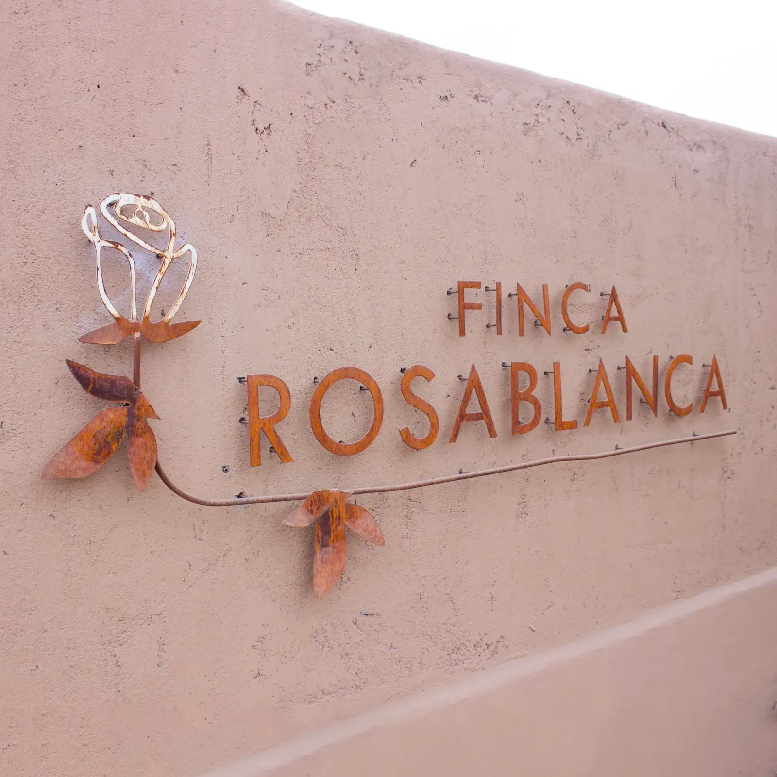 Logo Finca Rosablanca en la entrada